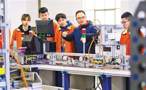 我国建成世界最大规模职业教育体系 现代制造业等超七成一线人员来自职校