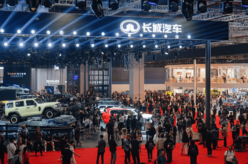 全球车企上海车展竞秀 新能源智能化引领汽车产业新潮流