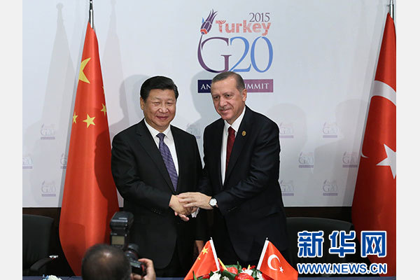 习近平会见哥伦比亚总统佩特罗