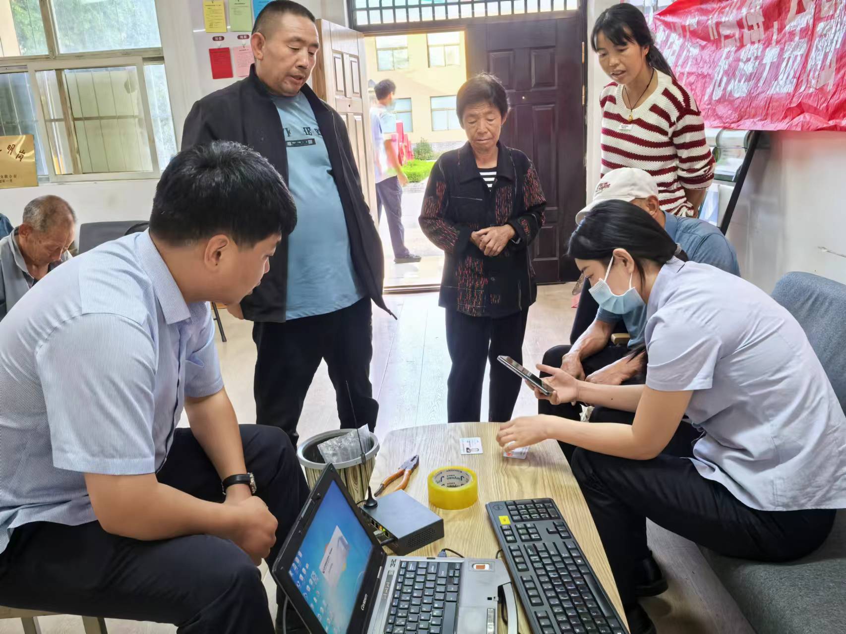 洛宁农商银行原党委书记、董事长李新记因利用职权影响操办丧事并借机收受礼金等被通报