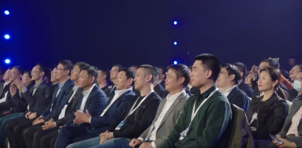 创始人儿子上任不到一年，珀莱雅昔日功勋几乎全数出局