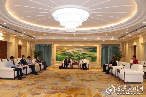 王鹏参赞会见塞社会保险信托总干事达博