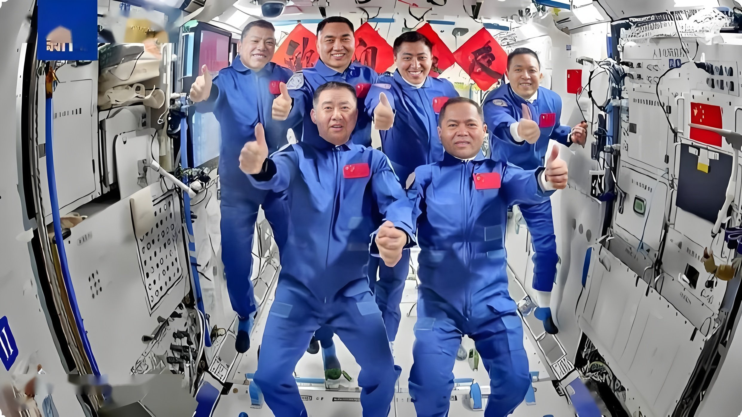 新华社快讯：中国载人航天工程首批外籍航天员来华参加训练，2名巴基斯坦航天员已进入中国航天员科研训练中心