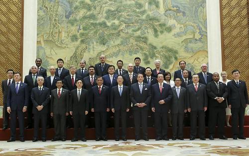 何立峰出席亚太经合组织第三十二届贸易部长会议并致辞